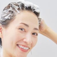 Claudia Bernárdez, dermatologista espanhola expert em cabelo: 'O shampoo deve ser aplicado apenas no couro cabeludo; se esfregarmos do meio até as pontas, estamos danificando o cabelo'