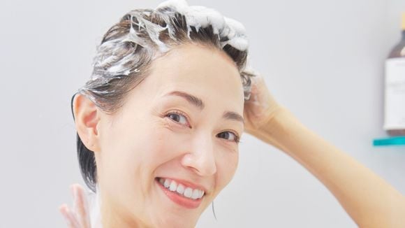 Claudia Bernárdez, dermatologista espanhola expert em cabelo: 'O shampoo deve ser aplicado apenas no couro cabeludo; se esfregarmos do meio até as pontas, estamos danificando o cabelo'