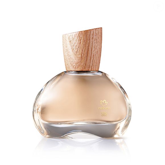 Floral amadeirado com assinatura marcante, o Natura 505 Íris Priprioca combina a clássica íris da perfumaria mundial com a raiz amazônica priprioca, criando uma fragrância elegante e cheia de identidade