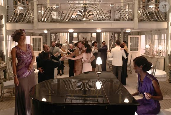 Tudo sai do controle quando uma mulher é assassinada no navio. Em seguida, outras mortes acontecem, deixando todos desesperados