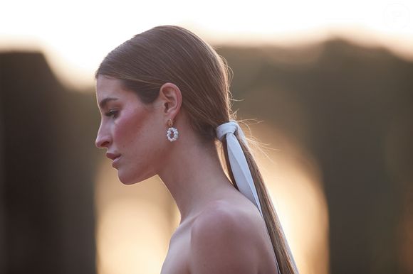 Quando bem estruturado, com acabamento polido ou ondas suaves, o rabo de cavalo se transforma em um penteado digno do altar