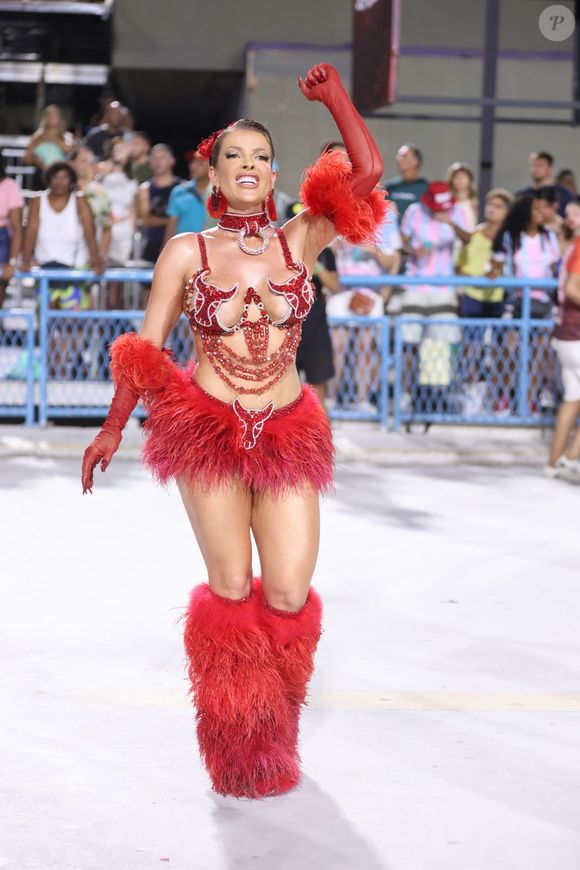 Carnaval 2025: Jaquelline, que vai estrear na folia carioca como musa da Unidos de Padre Miguel, roubou a cena no primeiro dia de ensaio técnico