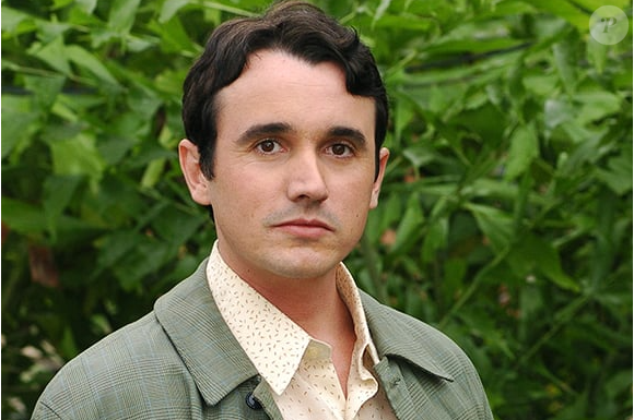 Caio Junqueira faleceu em 2019 vítima de um acidente de trânsito. O ator participou de Paraíso Tropical