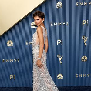 Zendaya no Emmy 2026: marcando a cintura com uma faixa incrustada de pedrarias, a atriz completa a produção com pulseira e brincos de diamantes e exibe um corte de cabelo estilo pixie bem curto e texturizado