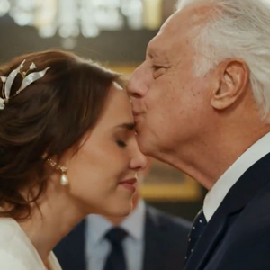 Adriana (Letícia Colin) vai descobrir joias valiosas e barras de ouro que Arthur (Antonio Fagundes) deixou secretamente em seu nome