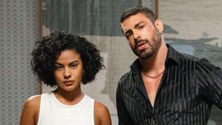 Bella Campos expõe situação bombástica nos bastidores de 'Vale Tudo' após polêmicas com Cauã Reymond: 'Cheira aqui meu sovaco, vê se eu estou fedendo'