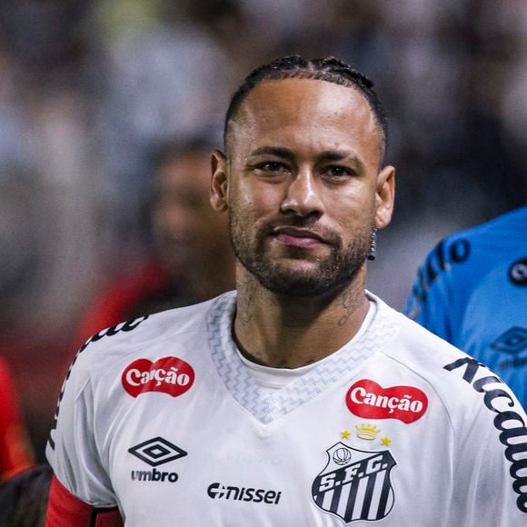 Contrato de Neymar com o Santos encerra no dia 31 de dezembro e o pai do jogador teria procurado o clube para tratar a renovação