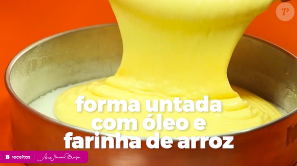 Transfira a massa do bolo de maracujá para uma forma untada com óleo e farinha de arroz e leve ao forno