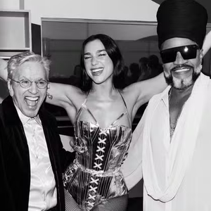 Carlinhos Brown ao lado de Cateanao Veloso e Dua Lipa no show da artista em 15 de novembro de 2025