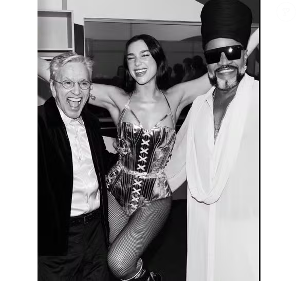 Carlinhos Brown ao lado de Cateanao Veloso e Dua Lipa no show da artista em 15 de novembro de 2025