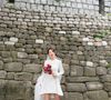 Em "Médicos em Colapso", Park Shin-hye ostenta dois vestidos de noiva distintos. O primeiro, um vestido curto e discreto adornado com intrincados motivos de renda, acentua sua estrutura escultural e pernas esbeltas