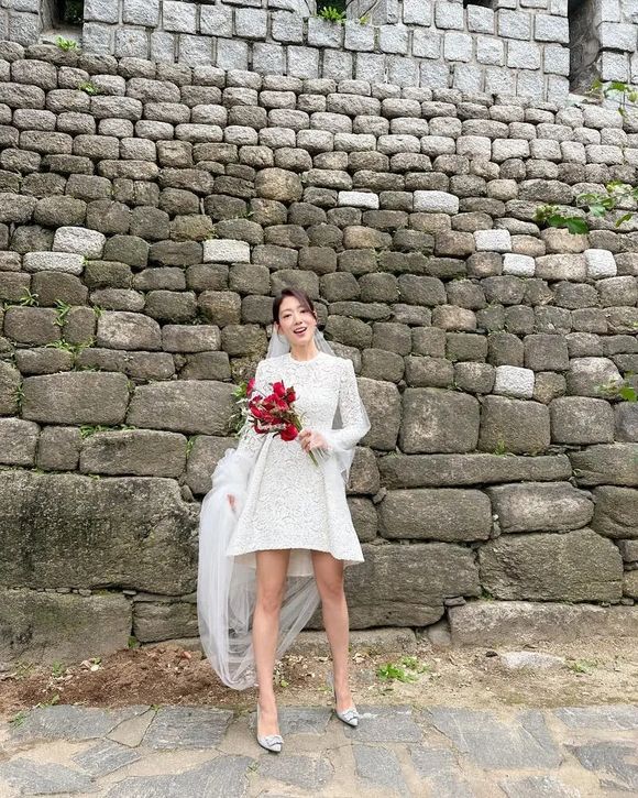 Em "Médicos em Colapso", Park Shin-hye ostenta dois vestidos de noiva distintos. O primeiro, um vestido curto e discreto adornado com intrincados motivos de renda, acentua sua estrutura escultural e pernas esbeltas