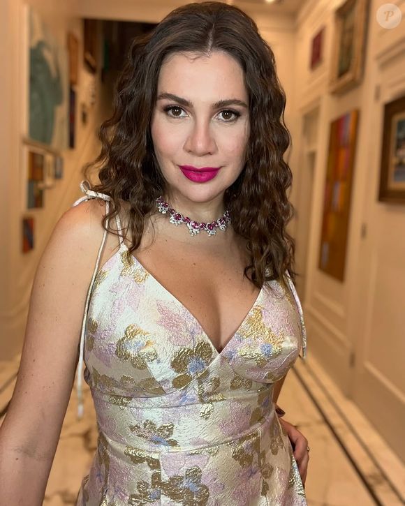 Daniela Fagundes expôs um vídeo onde o bilionário aparece bem próximo à sua loja, acompanhado de uma mulher, uma criança e três seguranças