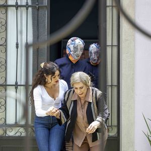 Gerluce finge que é refém ao lado de Josefa na novela Três Graças