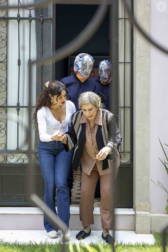 Gerluce finge que é refém ao lado de Josefa na novela Três Graças