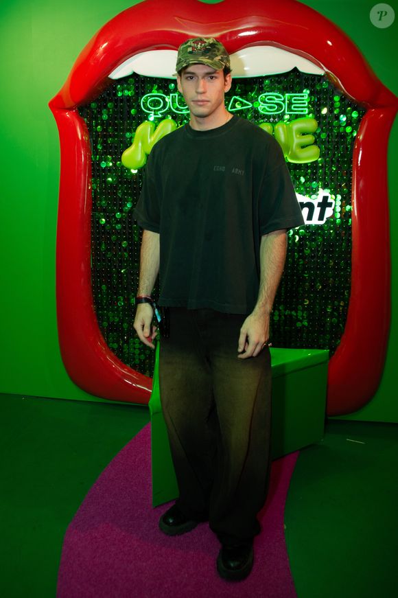 Pietro Antonelli apostou em uma produção casual com camiseta oversized preta, calça ampla, tênis e boné camuflado