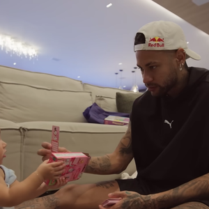 No conteúdo, Neymar apareceu cuidando das filhas Helena, Mavie e Mel, que roubam a cena na web