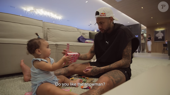 No conteúdo, Neymar apareceu cuidando das filhas Helena, Mavie e Mel, que roubam a cena na web