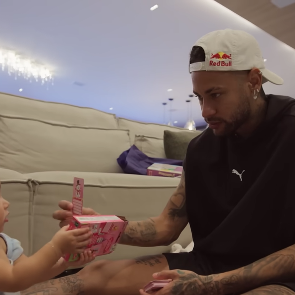 No conteúdo, Neymar apareceu cuidando das filhas Helena, Mavie e Mel, que roubam a cena na web