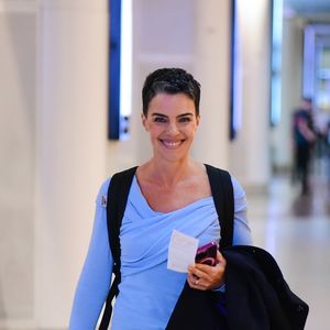 2025: ainda de cabelo curtinho, Ana Paula Arósio foi flagrada em uma aeroporto no Brasil e não negou o retorno às novelas