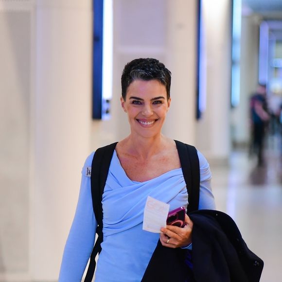 2025: ainda de cabelo curtinho, Ana Paula Arósio foi flagrada em uma aeroporto no Brasil e não negou o retorno às novelas