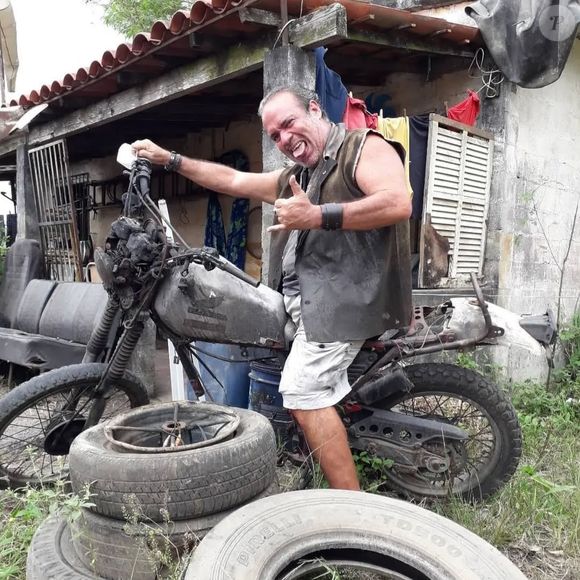"Caminhadas, natação, alongamento e meditação passaram a fazer parte da minha rotina", contou André Mattos