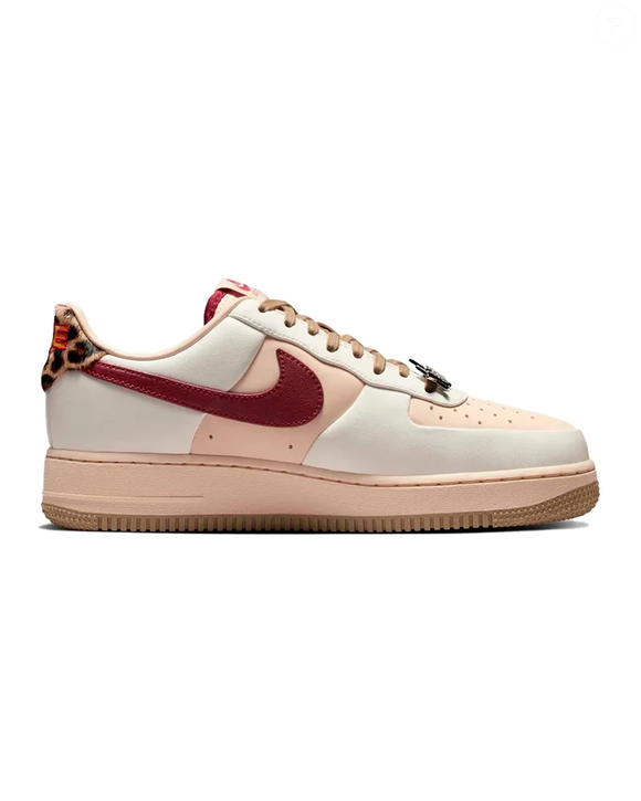 Se antes o reinado era dos modelos retrô tradicionais, agora muita gente está apostando no Nike Air Force 1´07 MULTICOLOR como o novo tênis curinga para usar literalmente todos os dias