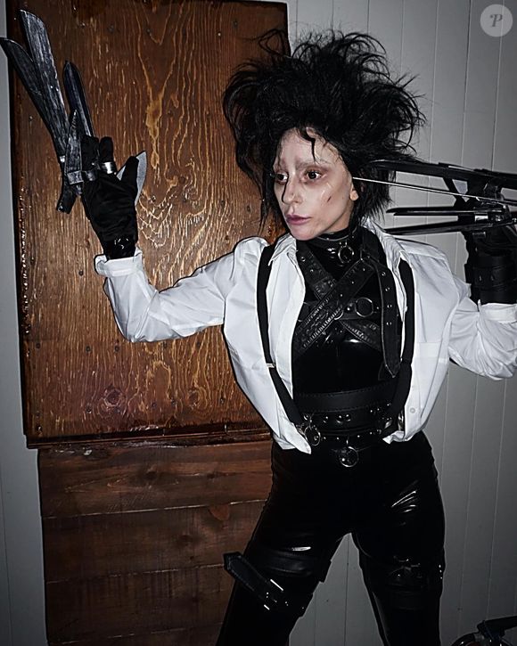 A cantora Lady Gaga também já se inspirou em filme: nesta foto, ela surgiu vestida de 'Edward Mãos de Tesoura'
