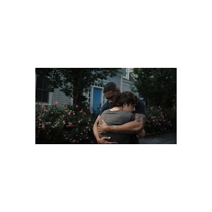 No filme 'Maré Alta', personagem de Marco Pigossi enfrenta dilemas amorosos e o risco de deportação nos Estados Unidos