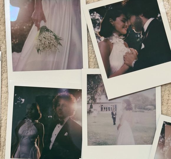 Em suas redes sociais, Selena Gomez compartilhou fotos no estilo polaroid do casamento