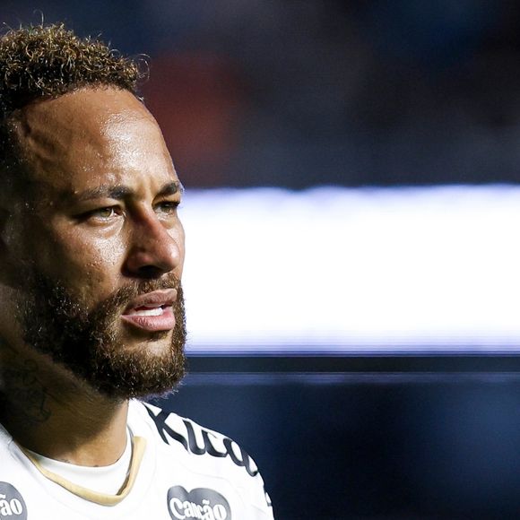 Neymar anunciou sua aposentadoria da Seleção Brasileira e a decisão repercutiu na imprensa internacional. Jornais da Espanha, Reino Unido e Índia destacaram o legado do camisa 10, seus recordes e a ausência do título da Copa do Mundo