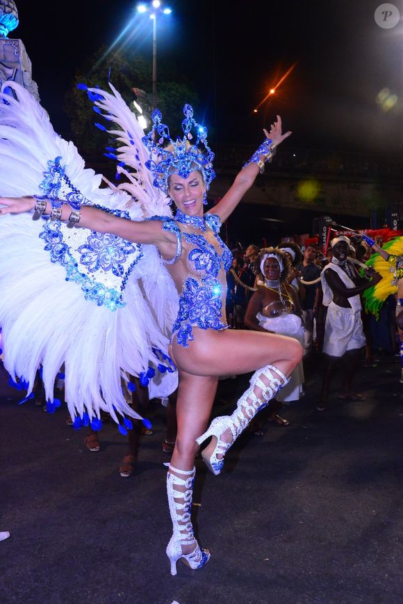 Ana Hickmann desfilou na Grande Rio, na noite de domingo, 7 de fevereiro de 2016