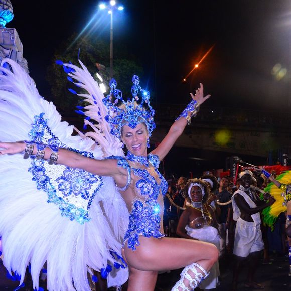 Ana Hickmann desfilou na Grande Rio, na noite de domingo, 7 de fevereiro de 2016