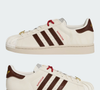 A adidas entra nesse movimento com uma edição especial do Superstar II, um de seus modelos mais icônicos, reinterpretado especialmente para a ocasião.