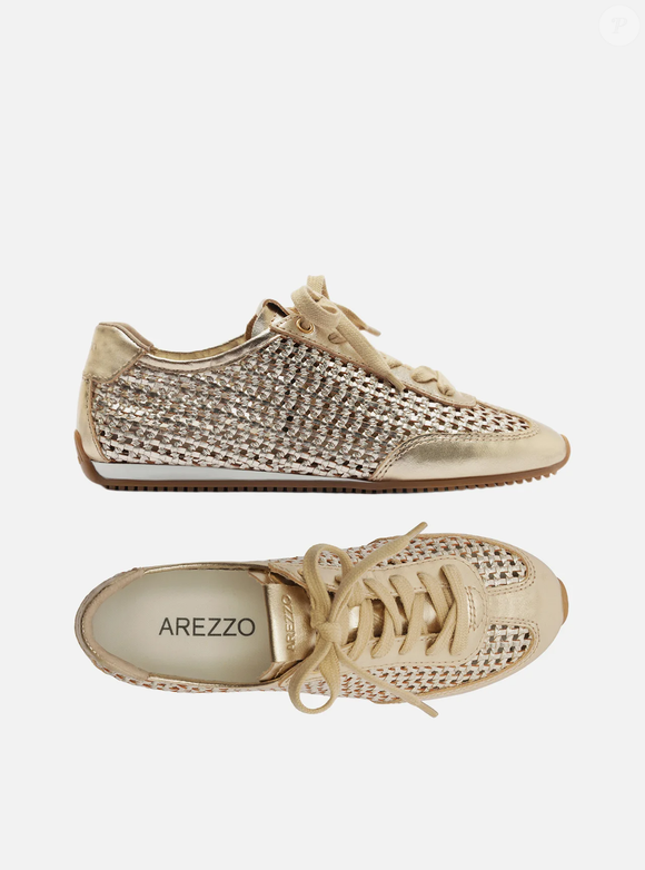 Vendido por R$ 459,90, o Tênis Dourado Bico Redondo Tressê, da Arezzo, aposta no dourado para transformar um modelo casual em protagonista da produção