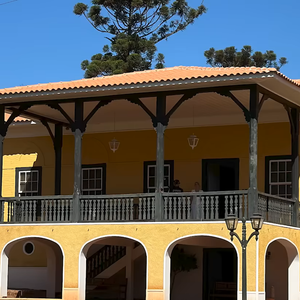 Rebatizada como Casa Gialla, expressão italiana que significa “casa amarela”, a antiga Fazenda São Bento passa por um processo de restauração. Segundo a Casa e Jardim, o projeto procura preservar o charme original da propriedade e incorporar elementos de conforto, enquanto a área externa reúne jardins, alamedas, gramados amplos e espaços de lazer