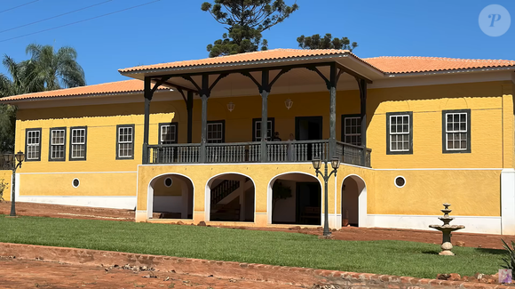 Rebatizada como Casa Gialla, expressão italiana que significa “casa amarela”, a antiga Fazenda São Bento passa por um processo de restauração. Segundo a Casa e Jardim, o projeto procura preservar o charme original da propriedade e incorporar elementos de conforto, enquanto a área externa reúne jardins, alamedas, gramados amplos e espaços de lazer