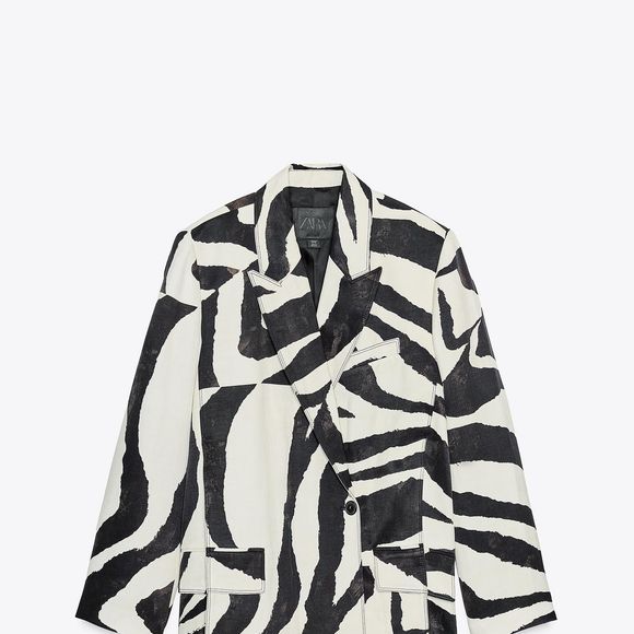 O blazer em animal print usado por Simone Mendes lembra modelo da Zara Brasil, encontrado por R$ 299,00 até o fechamento da matéria