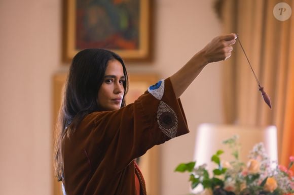 Nanda Costta interpreta Irina em Dom de Iludir, terapeuta espiritual que entra na vida da família Rossetti na série de suspense da Netflix