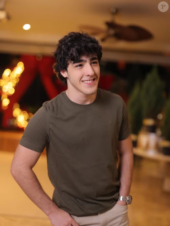 Outra avaliou: “Ou ela é imatura, ou ele é muito homem.” Já uma terceira ironizou: “Se fosse ela com seus 27 aninhos e ele com 57, estava todo mundo achando bonito né”. Houve também críticas mais duras, como: “Meu Jesus, Carol carente demais namorando uma criança”.