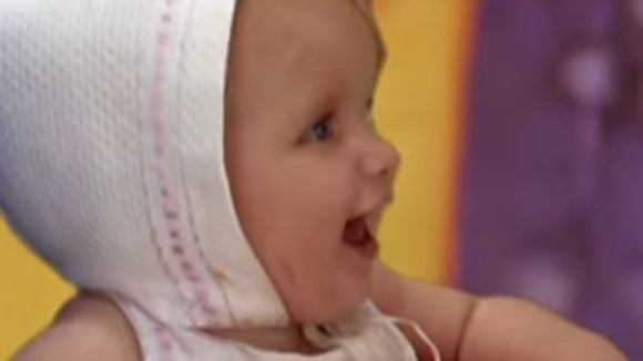 Há 22 anos, essa bebê esbanjava fofura em clipe do Gugu e nem iria imaginar que causaria polêmica por conta do corpo magro. Reconhece?