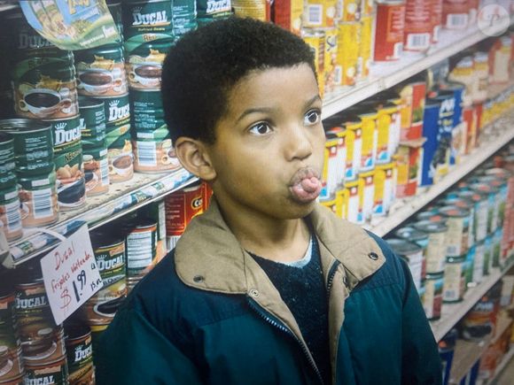 Em "This Is Us", o pequeno Randall acredita que pode encontrar seus pais biológicos por meio de uma característica genética específica: a capacidade de enrolar a língua