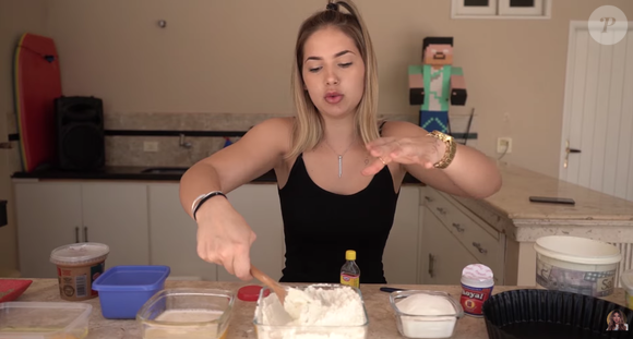 Para começar o bolo, Virgínia mistura todos os ingredientes secos em uma vasilha