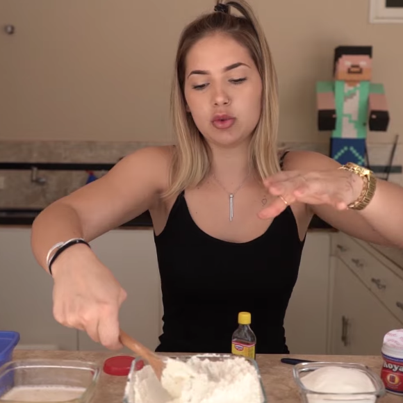 Para começar o bolo, Virgínia mistura todos os ingredientes secos em uma vasilha