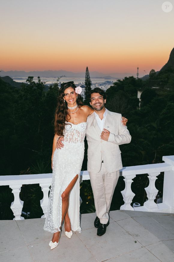 Já para a festa, a noiva revelou a versão mais ousada e glamourosa do look: um vestido bordado à mão com paetês, vidrilhos, miçangas e cristais Swarovski, de shape ajustado e fenda estratégica, que traz sensualidade e a atmosfera de tapete vermelho que marca sua trajetória internacional.