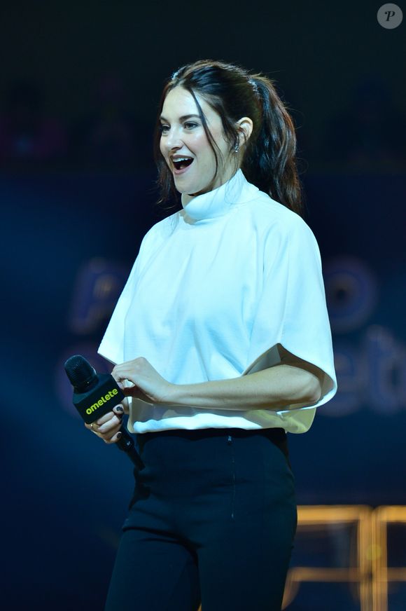 Estrela de filmes de sucesso, a atriz Shailene Woodley apostou em um look branco com calça simples