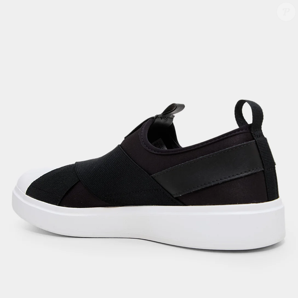Para quem não gosta de perder tempo com cadarços, o Adidas Slip On Streettalk oferece uma proposta prática: o cabedal elástico permite um calce rápido, enquanto o formato envolve o pé com firmeza