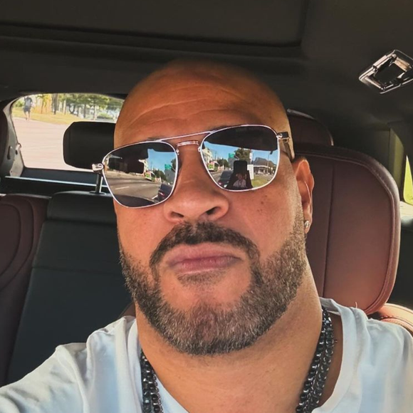 O colunista Bruno Di Simone, integrante do programa 'Geral do Povo', da RedeTV!, afirmou que Gracyanne Barbosa e Belo fizeram sexo a três com Adriano Imperador