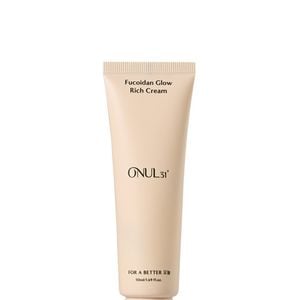 Entre as recomendações dos especialistas, alguns produtos se destacam. O Fucoidan Glow Rich Cream (Onul31º) surge como um aliado na recuperação da luminosidade e do viço, combinando ativos como niacinamida e adenosina para hidratar profundamente, melhorar a firmeza e deixar a pele mais uniforme sem pesar. Preço sugerido: R$ 229,90