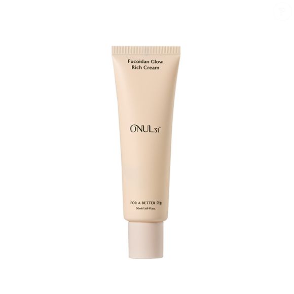 Entre as recomendações dos especialistas, alguns produtos se destacam. O Fucoidan Glow Rich Cream (Onul31º) surge como um aliado na recuperação da luminosidade e do viço, combinando ativos como niacinamida e adenosina para hidratar profundamente, melhorar a firmeza e deixar a pele mais uniforme sem pesar. Preço sugerido: R$ 229,90